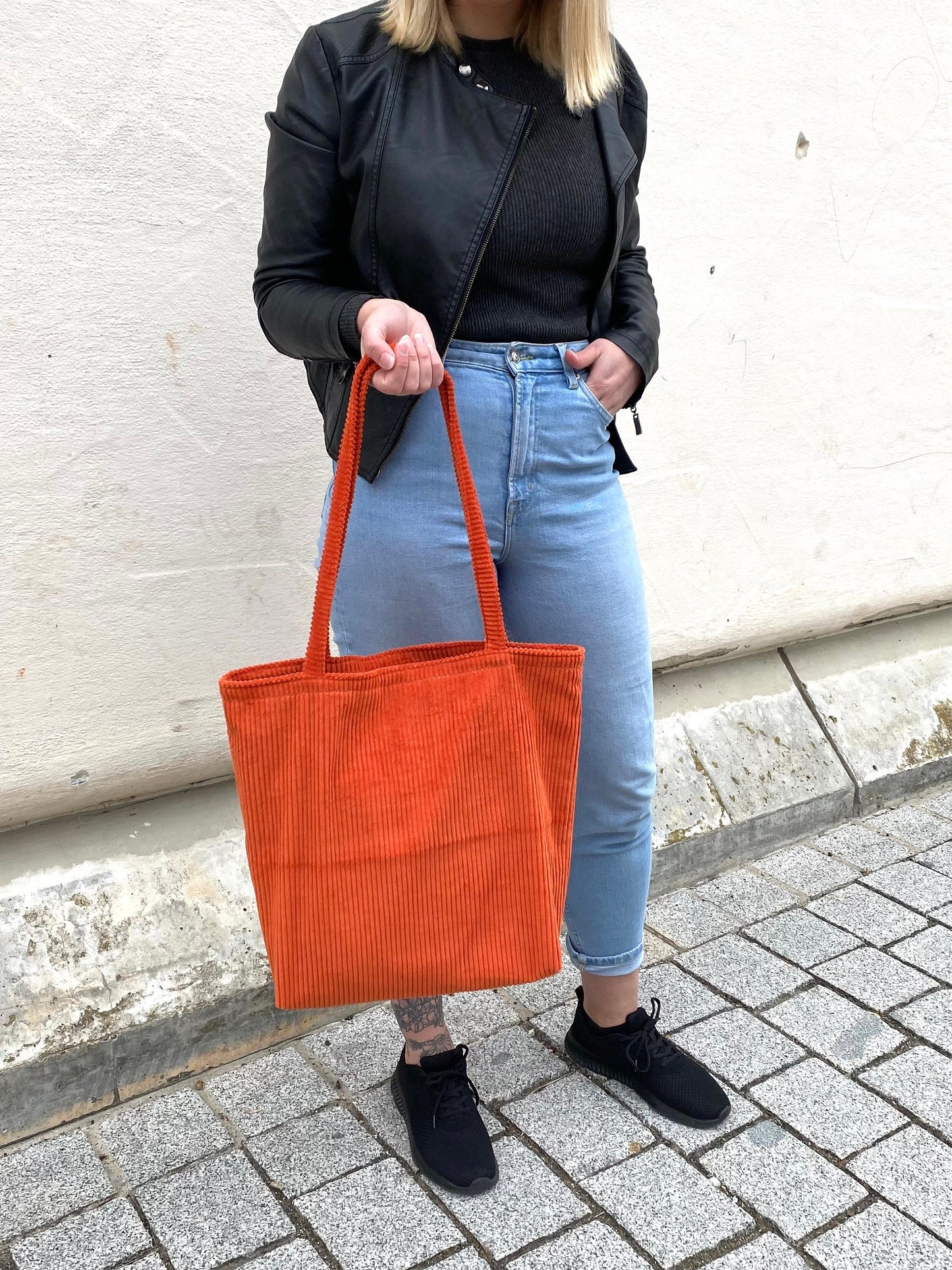 Shopper groß aus Cord in orange mit Reißverschluss und Innentasche