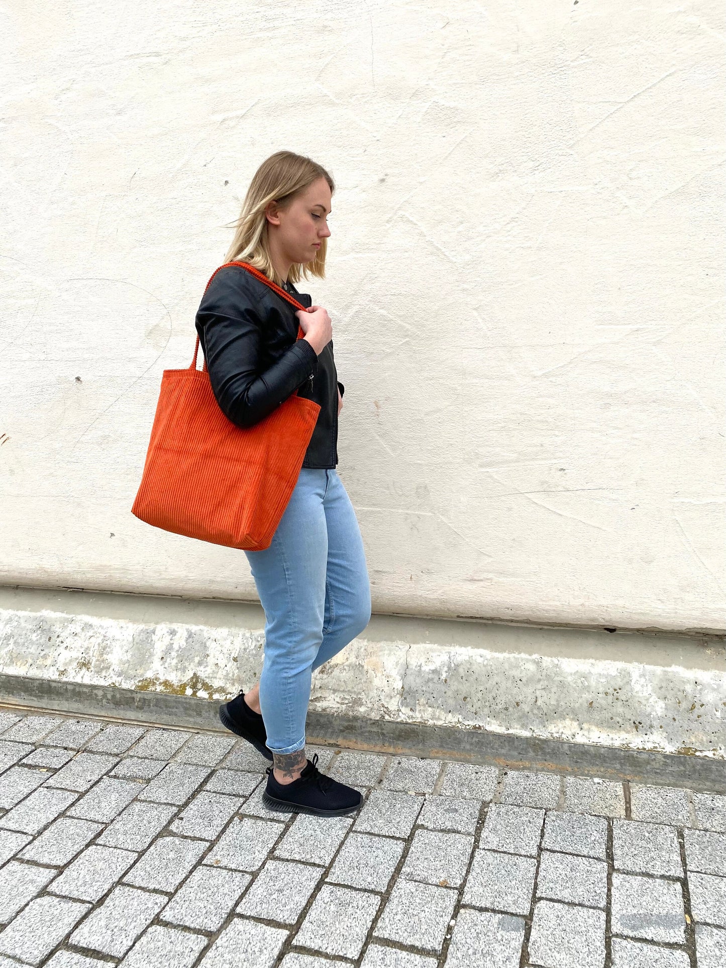 Shopper groß aus Cord in orange mit Reißverschluss und Innentasche