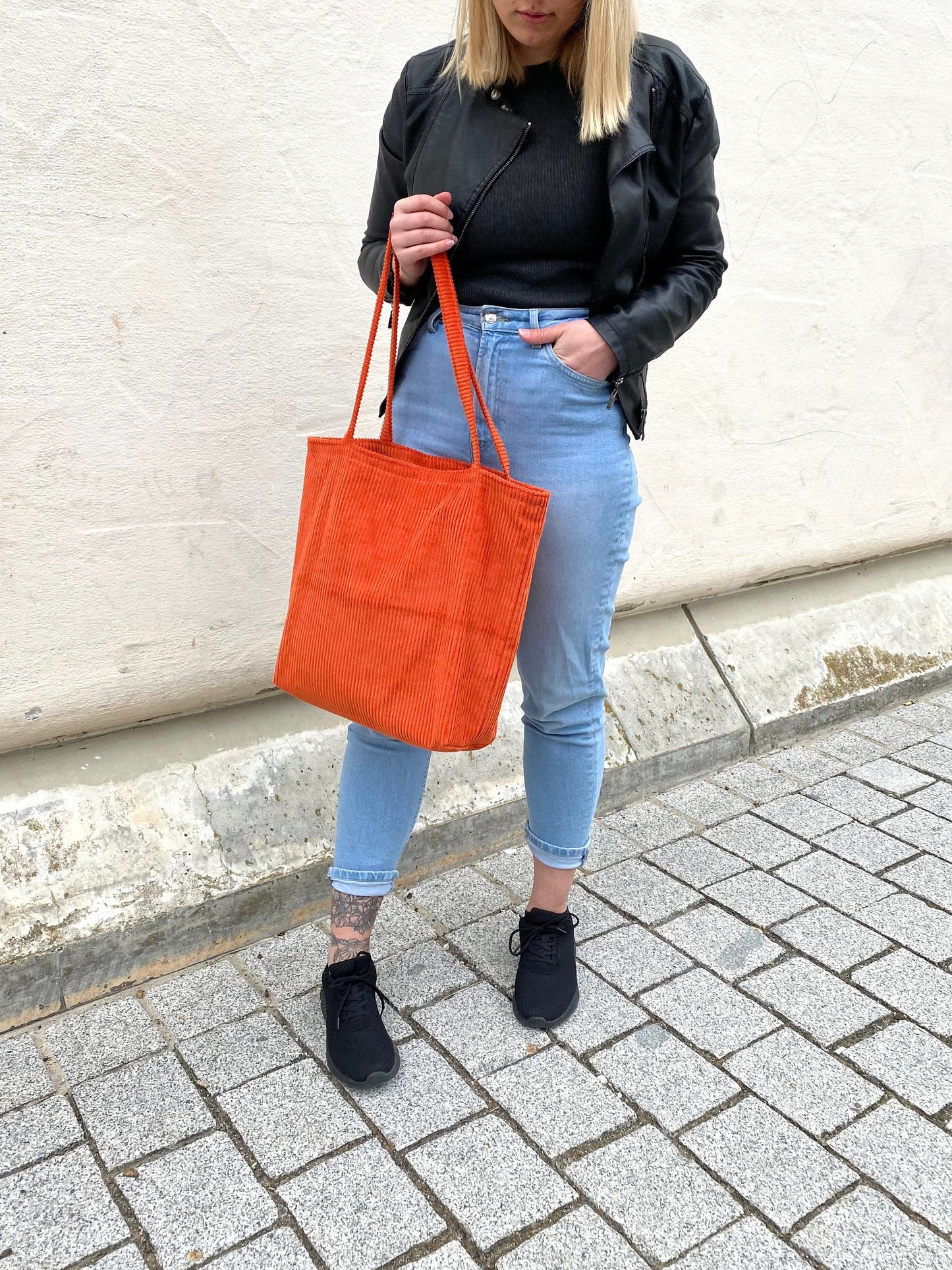 Shopper groß aus Cord in orange mit Reißverschluss und Innentasche