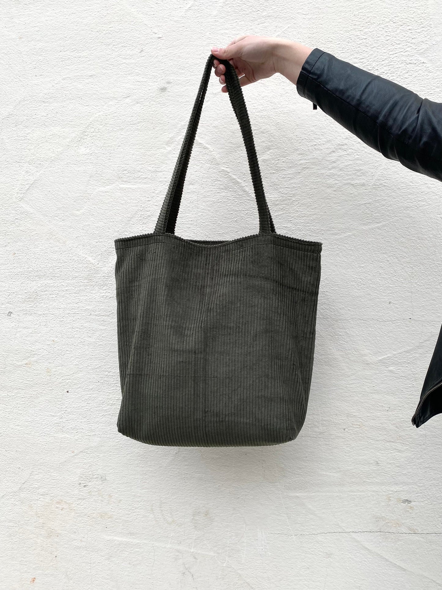 Großer Shopper aus Cord in Olive grün mit Reißverschluss und Innentasche