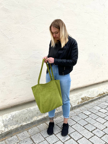 Shopper groß aus Cord in hellgrün mit Reißverschluss und Innentasche