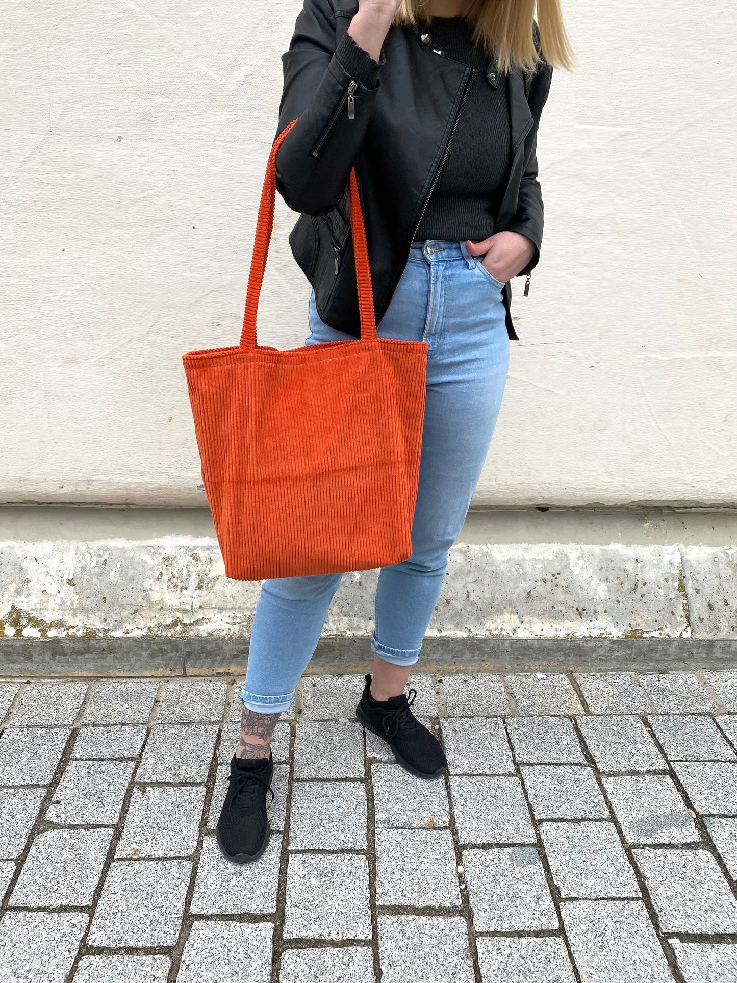 Shopper groß aus Cord in orange mit Reißverschluss und Innentasche